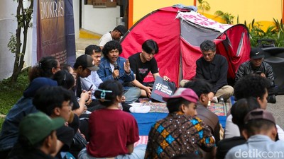Aksi Gelar Tenda di Komnas HAM, Tuntut Keadilan Kasus Andrie Yunus