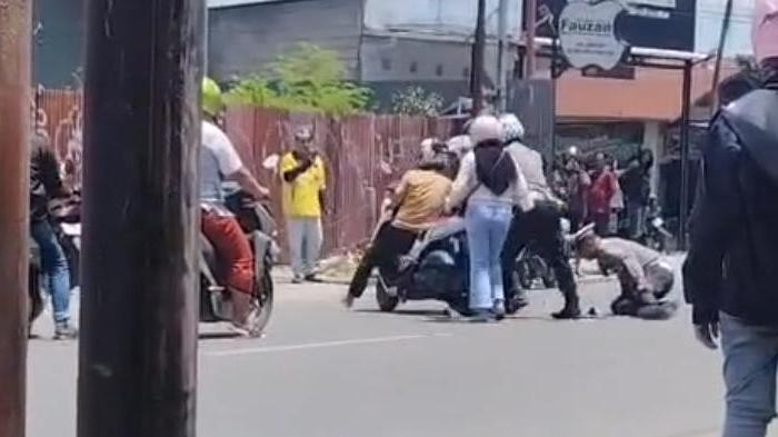 Anggota Satlantas Polresta Gorontalo Kota tertimpa motor saat melakukan razia kendaraan.