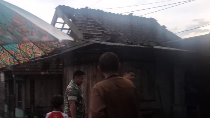 Angin kencang merusak puluhan rumah di Dusun Katong, Desa Katong, Kecamatan Toroh, Kabupaten Grobogan, Sabtu (11/4/2026).