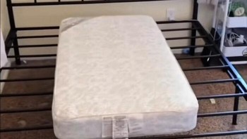 Untuk tempat tidur satu orang aja juga nggak bisa ini. Foto: Bored Panda