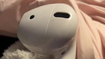 Terus bagaimana cara supaya airpods ini bisa nyangkut di telinga ya? Ada-ada saja. Foto: Bored Panda