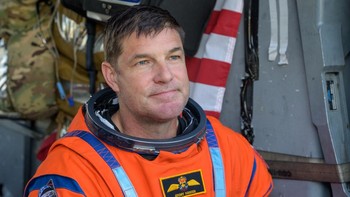 Raut tenang dan lega terpancar dari Jeremy Hansen usai evakuasi Orion setelah splashdown Artemis II di Samudra Pasifik, 10 April 2026. Foto: NASA/Bill Ingalls