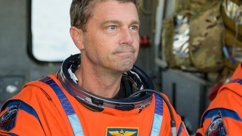 Ekspresi lega dan haru Reid Wiseman usai selamat kembali ke Bumi setelah misi Artemis II mengelilingi Bulan. Foto: NASA/Bill Ingalls