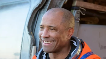 Raut lega Victor Glover usai evakuasi Orion setelah misi Artemis II, 10 April 2026. Foto: NASA/Bill Ingalls