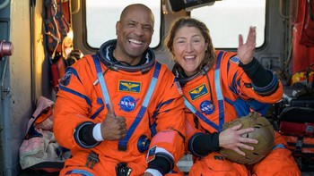 Ekspresi lega Victor Glover dan Christina Koch usai evakuasi Orion setelah misi Artemis II, 10 April 2026. Foto: NASA/Bill Ingalls