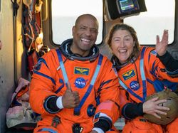 Senyum Haru Astronaut Artemis II Usai 10 Hari Keliling Bulan