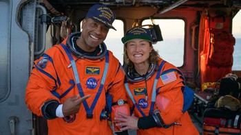 Victor Glover dan Christina Koch duduk dengan ekspresi lega usai selamat dari misi Artemis II setelah splashdown di Samudra Pasifik, 10 April 2026. Foto: NASA/Bill Ingalls