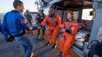 Victor Glover dan Christina Koch berbincang dengan Administrator NASA Jared Isaacman penuh lega usai selamat dari misi Artemis II, 10 April 2026. Foto: NASA/Bill Ingalls