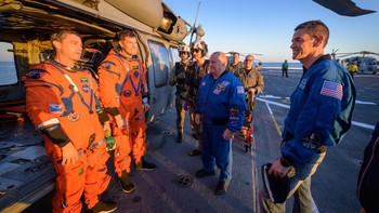Victor Glover dan Jeremy Hansen berbincang dengan Administrator NASA usai evakuasi dari Orion setelah splashdown Artemis II di Samudra Pasifik Foto: NASA/Bill Ingalls