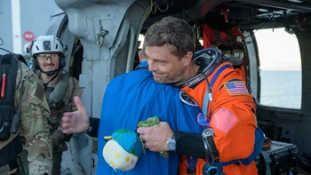 Reid Wiseman memeluk dokter NASA penuh haru usai selamat dari misi Artemis II setelah splashdown di Samudra Pasifik, 10 April 2026. Foto: NASA/Bill Ingalls