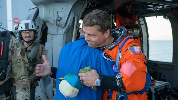 Senyum Haru Astronaut Artemis II Usai 10 Hari Keliling Bulan