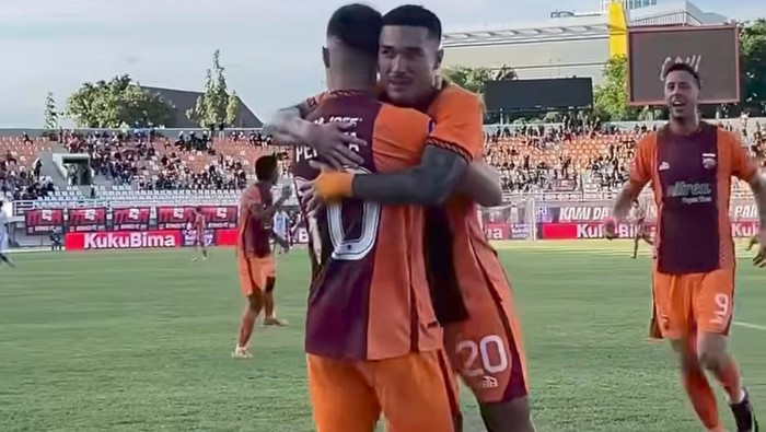 Babak pertama Borneo FC vs PSBS Biak.