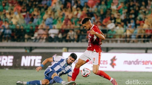 Pertemuan pertama Bali United dengan Persib Bandung di Stadion Kapten I Wayan Dipta Gianyar, 1 November 2025 lalu dalam Super League 2025/2026.