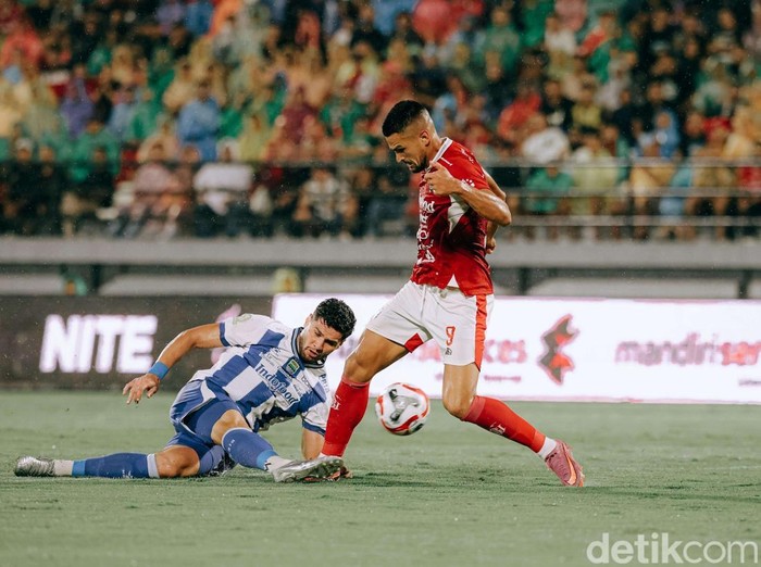 Pertemuan pertama Bali United dengan Persib Bandung di Stadion Kapten I Wayan Dipta Gianyar, 1 November 2025 lalu dalam Super League 2025/2026.