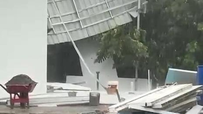 Bangunan SPPG di Kedungadem Bojonegoro ambruk diterjang angin disertai hujan