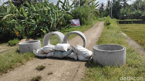 Warga keberatan dan melakukan aksi blokade akses menuju lahan bakal Taman Bung Karno yang dijadikan sentra kompos di Desa Penarungan, Badung. (Agus Eka/detikBali)