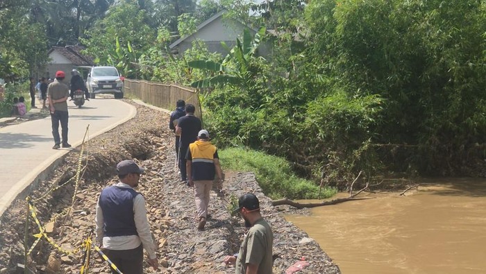 Bronjong di Cimoyan turun gegara luapan air sungai