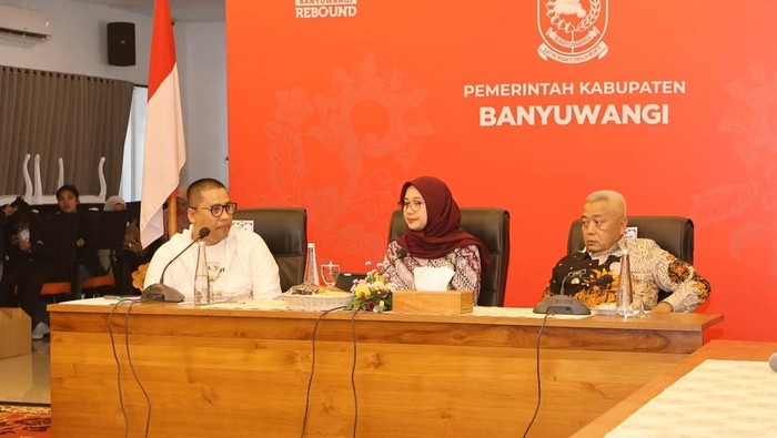 Bupati Banyuwangi Ipuk Fiestiandani menerima kunjungan dua kepala daerah yang hendak sharing soal pengelolaan pariwisata.