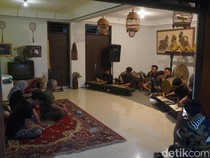 Ngopi Sambil Nikmati Gamelan di Kafe Sasana Bhagavadgita Surabaya