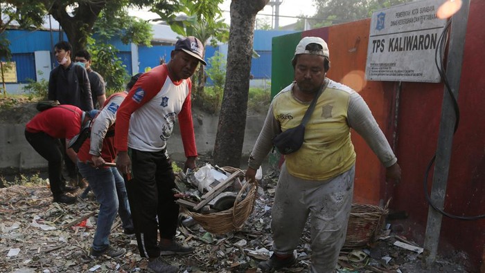 Pemulung memilah sampah plastik di TPS Surabaya, memanfaatkan kenaikan harga plastik yang kini berdampak pada penumpukan sampah di area penampungan.