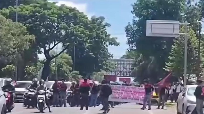 Demonstrasi terkait kasus penyiraman air keras terhadap aktivis Andrie Yunus yang berlangsung depan Kodam XIV Hasanuddin.