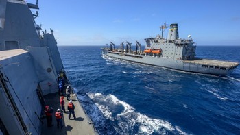 Kapal tanker USNS Guadalupe mengisi bahan bakar USS John P. Murtha saat tim NASA, Angkatan Laut, dan AU AS bersiap menjemput awak Artemis II di Samudra Pasifik Foto: NASA