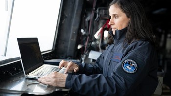 Lisa Mazzuca, Mission Manager Search and Rescue NASA Goddard, berpose di jembatan kapal USS John P. Murtha saat tim mempersiapkan penyambutan awak Artemis II di Samudra Pasifik lepas pantai California. Foto: NASA