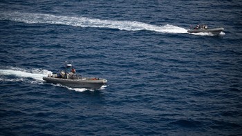 Kapal kecil bersiap untuk menyelamatkan anggota kru misi dan pesawat ruang angkasa Orion milik NASA di Samudra Pasifik di lepas pantai California. Foto: NASA