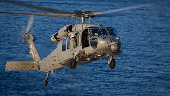 Helikopter MH-60 Seahawk Angkatan Laut AS dari Skuadron Tempur Helikopter Laut (HSC) 23 lepas landas dari dek penerbangan USS John P. Murtha untuk mengakut awak Artemis II setelah mendarat di Bumi, Foto: NASA
