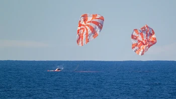Orion spacecraft Artemis II dengan awak Reid Wiseman (komandan), Victor Glover (pilot), Christina Koch, dan Jeremy Hansen (CSA) splashdown di Samudra Pasifik lepas pantai California, Jumat (10/4/2026). Foto: NASA