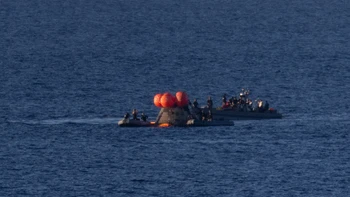 Recovery teams mengamankan Orion spacecraft Artemis II sebelum memindahkan awaknya — Reid Wiseman (komandan), Victor Glover (pilot), Christina Koch, dan Jeremy Hansen (CSA) — ke USS John P. Murtha, Samudra Pasifik lepas pantai California, Jumat (10/4/2026). Foto: NASA