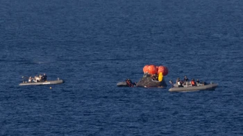 Recovery teams mengamankan Orion spacecraft Artemis II sebelum memindahkan awaknya — Reid Wiseman (komandan), Victor Glover (pilot), Christina Koch, dan Jeremy Hansen (CSA) — ke USS John P. Murtha di Samudra Pasifik lepas pantai California, Jumat (10/4/2026). Foto: NASA
