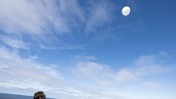 Administrator NASA Jared Isaacman meluncurkan balon cuaca untuk Skuadron Cuaca ke-45 dari USS John P. Murtha saat pesiapan menyambut kembalinya anggota kru Artemis II ke Bumi Foto: NASA