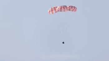 Kapsul Orion Artemis II yang membawa Reid Wiseman (komandan), Victor Glover (pilot), Christina Koch, dan Jeremy Hansen (CSA) mengembangkan parasut terakhir sebelum splashdown di Samudra Pasifik, lepas pantai California. Foto: NASA