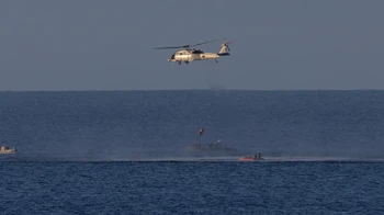 Helikopter MH-60 Seahawk dari HSC-23 mengangkat NASA astronaut Reid Wiseman (komandan Artemis II) saat tim recovery membawa awak ke USS John P. Murtha di Samudra Pasifik lepas pantai California. Foto: NASA