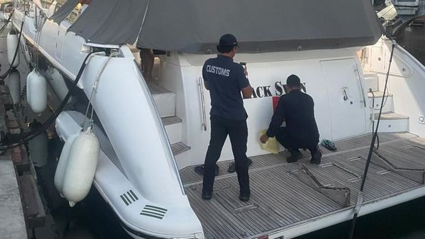 Direktorat Jenderal Bea dan Cukai (DJBC) Kementerian Keuangan menyatakan, telah menyegel 29 kapal laut mewah jenis yacht, dari hasil patroli high valued goods (HVG) di kawasan perairan Jakarta.

Sebanyak 29 yacht yang disegel itu merupakan bagian dari total 112 unit kapal laut mewah yang telah diperiksa selama proses patroli sejak Maret 2026. (CNBC Indonesia/Arrijal)
