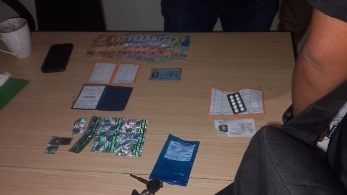 Dua pria ditangkap polisi karena membawa sejumlah obat-obatan terlarang di kawasan Jalan TMP Taruna, Kota Tangerang (dok Ist)