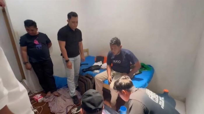 Eks Pekerja Scam Kamboja pelaku penipuan saat ditangkap di Pekanbaru (Dok Polda Riau)