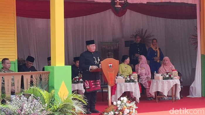 Gubernur DKI Jakarta Pramono Anung saat membuka perayaan Lebaran Betawi 2026 di Lapangan Banteng, Jakarta Pusat, Sabtu (11/4/2026). (Brigitta/detikcom)