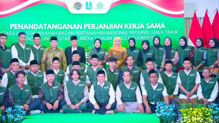 Gubernur Jatim Khofifah bersama relawan percepatan sertifikasi tanah yang dikenal Laskar Karomah.