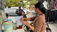 Pelaku UMKM terpaksa menyesuaikan harga jual akibat mahalnya biaya kemasan plastik. (Foto: Eko Sudjarwo/ detikjatim)