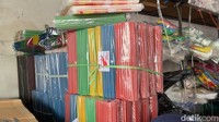 Pedagang berharap pemerintah segera menstabilkan harga plastik yang terus merangkak naik. (Foto: Eko Sudjarwo/ detikjatim)
