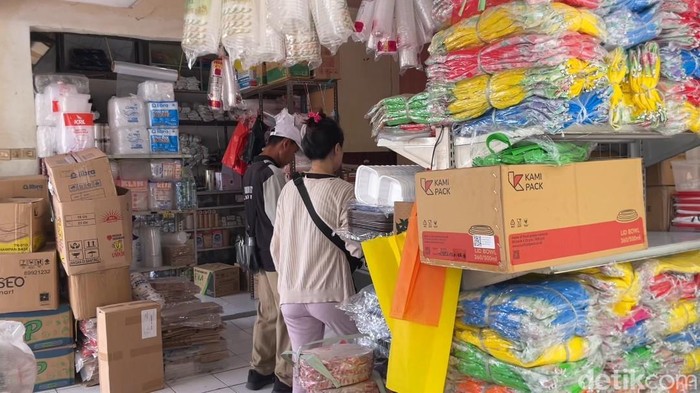 Harga Plastik di Pasar Baru Lamongan Naik hingga 100%, Pedagang dan UMKM Menjerit