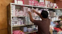 Pedagang menunjukkan stok plastik yang mengalami kenaikan harga signifikan akibat naiknya bahan baku. (Foto: Eko Sudjarwo/ detikjatim)