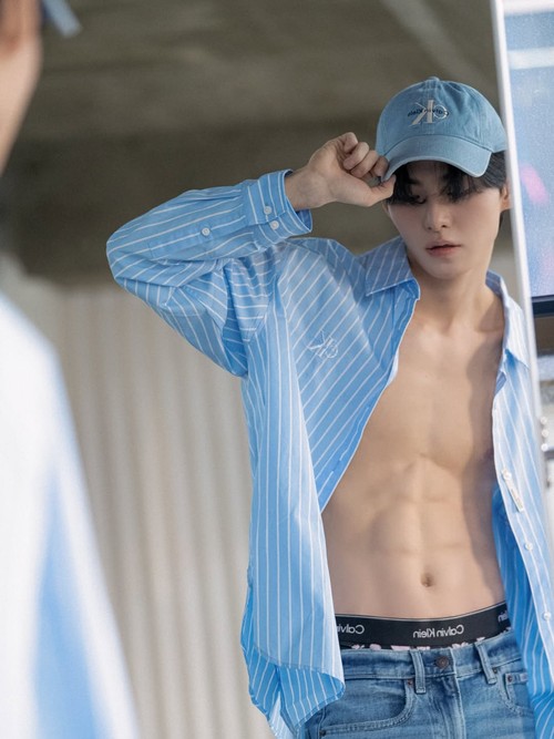 Hyunjun Hur (Hwall) eks member THE BOYZ.