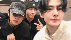 Momen langka ini dibagikan Hyunjun lewat Instagram resminya pada Jumat (10/4). (Foto: dok. Instagram @hyun.jxx0_p)