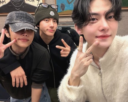 Hyunjun Hur (Hwall) eks member THE BOYZ.