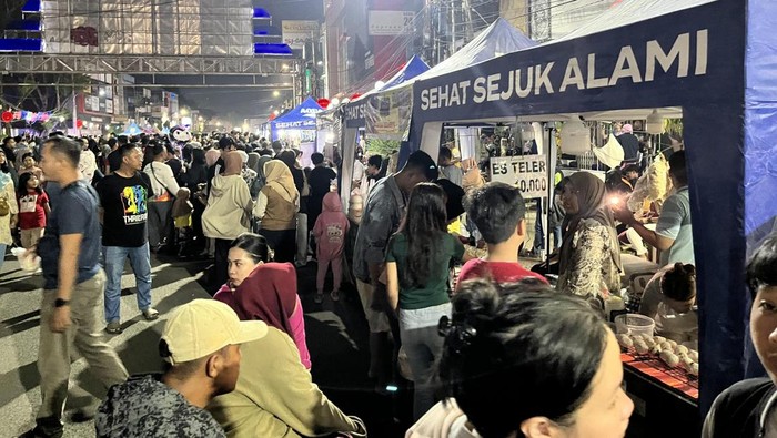 Jajanan di uji coba Car Free Night yang ramai dikunjungi