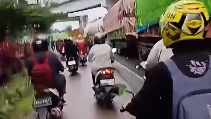 Jalan menuju ke Bandara SMB II Palembang macet parah karena ada perbaikan Jalan Gasing, Banyuasin