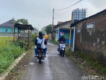 Keluh Warga Terjang Jalur Alternatif Hindari Banjir Sapan Bandung